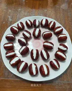 Red dates with walnuts