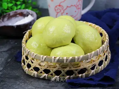A spinach sesame soup bun
