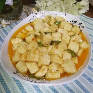 Spicy sauce and tofu