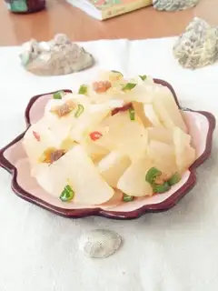 Shrimp clams and sauce with radish