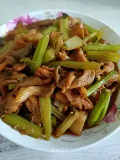 Celery mushroom fried meat