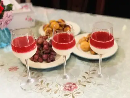 Milk strawberry pudding