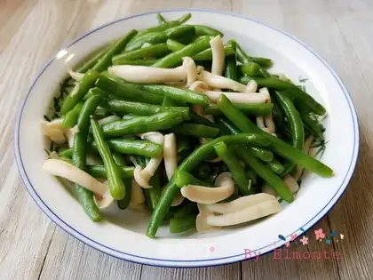 The white mushrooms are fried with beans