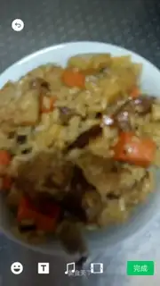 The lamb's hand grabs rice。