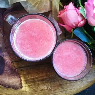 Fresh strawberry pear juice