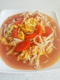 Tomato fried the mushrooms