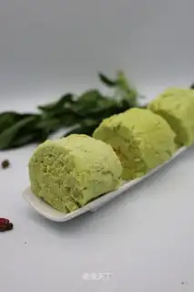 A spinach cake roll