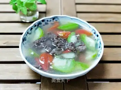 Beef tomato smelt soup