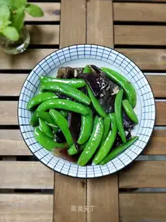 Woody sweet beans