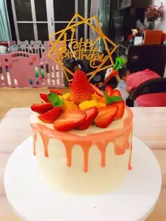 Chocolate-fruit strawberry cake