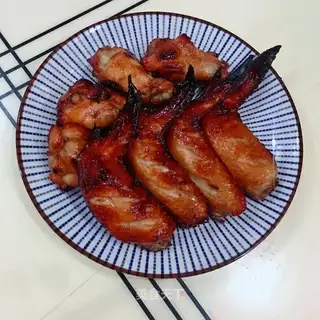 Honey-cooked chicken wings