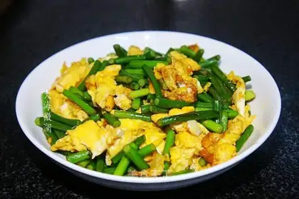 Garlic fried eggs