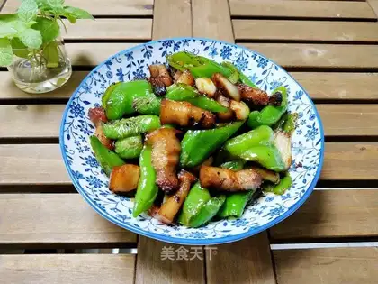 The bean peppers are fried with flowers