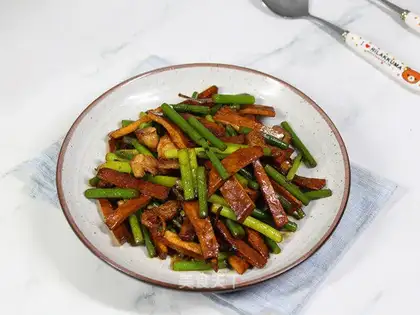 Garlic beans, fried meat