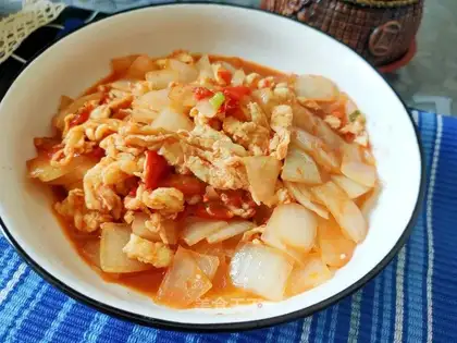 Tomato onion fried goose eggs