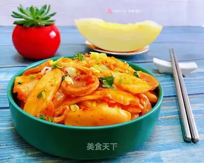 Hot cabbage sausage fried pastry