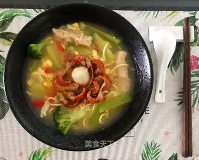 Shrimp-tailed chicken fried egg noodles