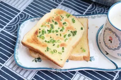 Onion butter toast