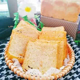 All-wheat pine toast