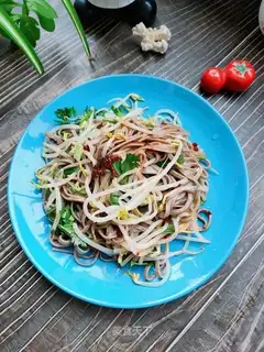 Green bean sprouts of wheat noodles