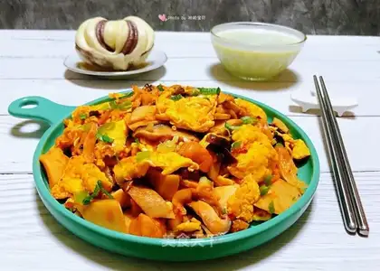 Two mushrooms of cabbage and fried eggs