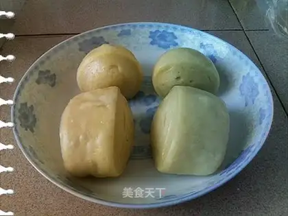 Knife cutting steamed buns