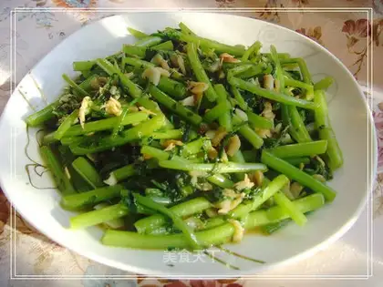 stir-fried chrysanthemum with shrimp skin 