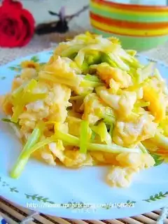 Scrambled eggs with garlic yellow