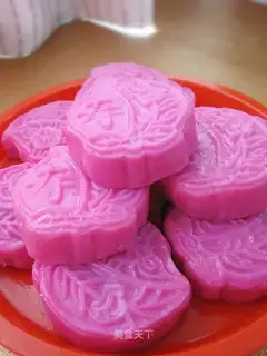 Red shell peach cake