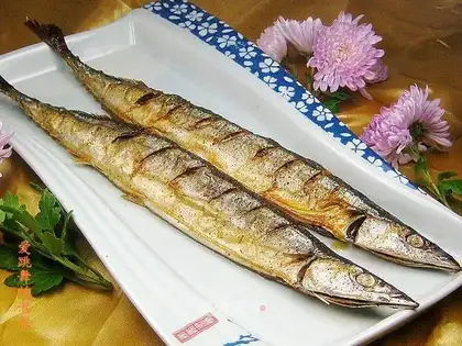 Grilled saury with black pepper
