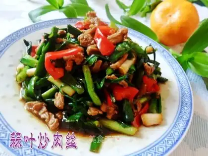 stir-fried shredded pork with garlic leaves