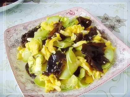 Scrambled eggs with zucchini and fungus
