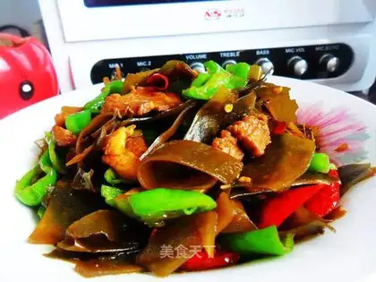 Stir fried pork slices with seaweed