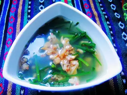 Boiled clam meat with leeks