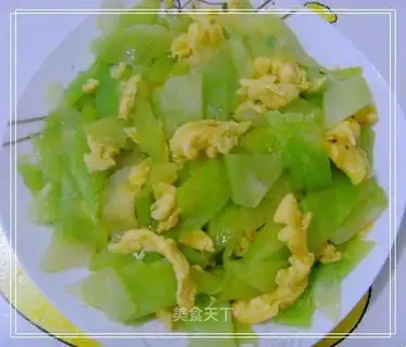 Scrambled eggs with lettuce