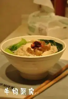 Noodles in soup with green vegetables, mushrooms and beef tendon