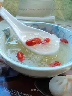 Rock sugar and tremella gum soup