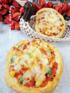 Chicken pizza with crispy bottom