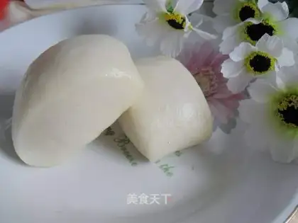 Knife cutting steamed buns