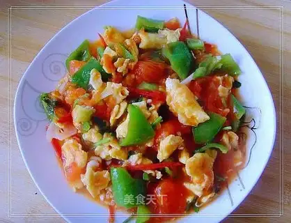 Scrambled eggs with tomatoes and green peppers 