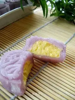 Ice-skin mooncake filled with fig