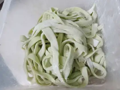 Hand-rolled spinach noodles
