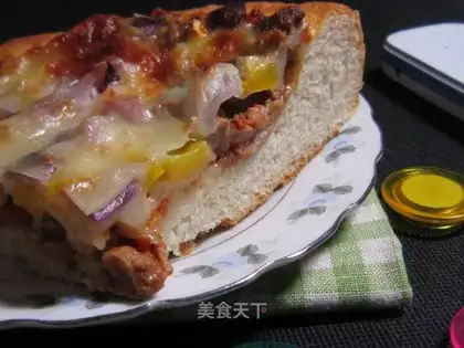 Beef pizza with onion and pepper