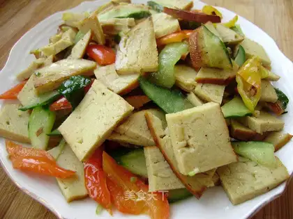 stir-fried melon slices with vegetarian chicken and pepper