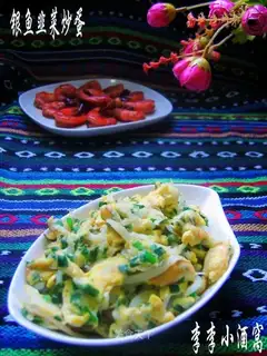 Scrambled eggs with whitebait and leeks