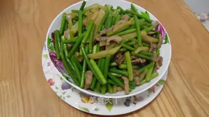 stir-fried pork with garlic sprouts and shredded potatoes