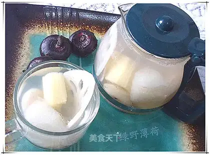 A piece of ice heart is in the jade pot