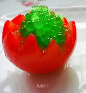 Apple caviar and tomato cup