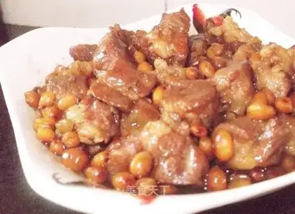 Braised pork with soybeans