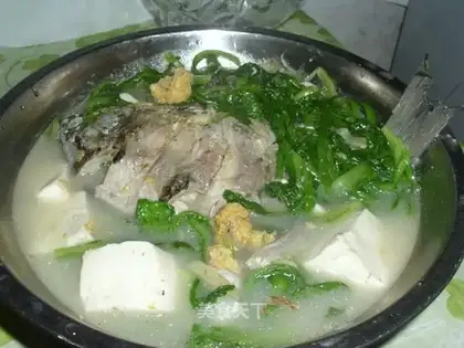 Chrysanthemum and crucian carp tofu soup